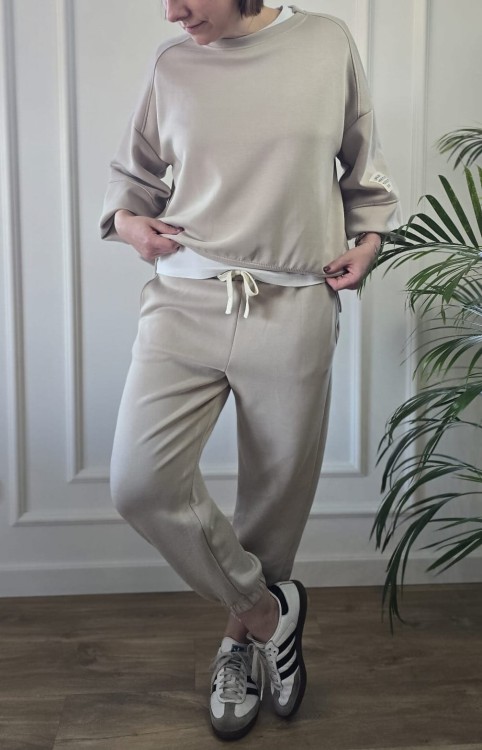 Masełkowy dres beżowy