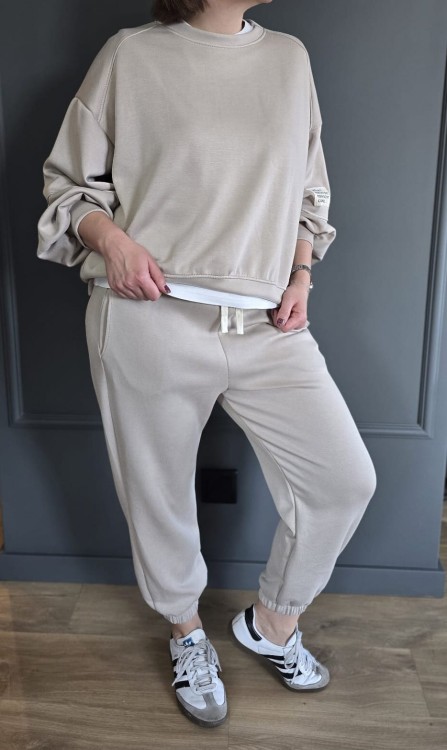 Masełkowy dres beżowy