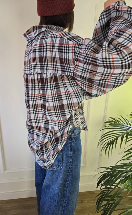Koszula oversize w kratę z szerokim rękawem