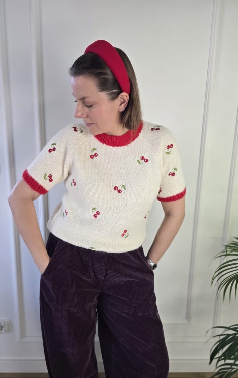 Sweter z krótkim rękawem czereśnia