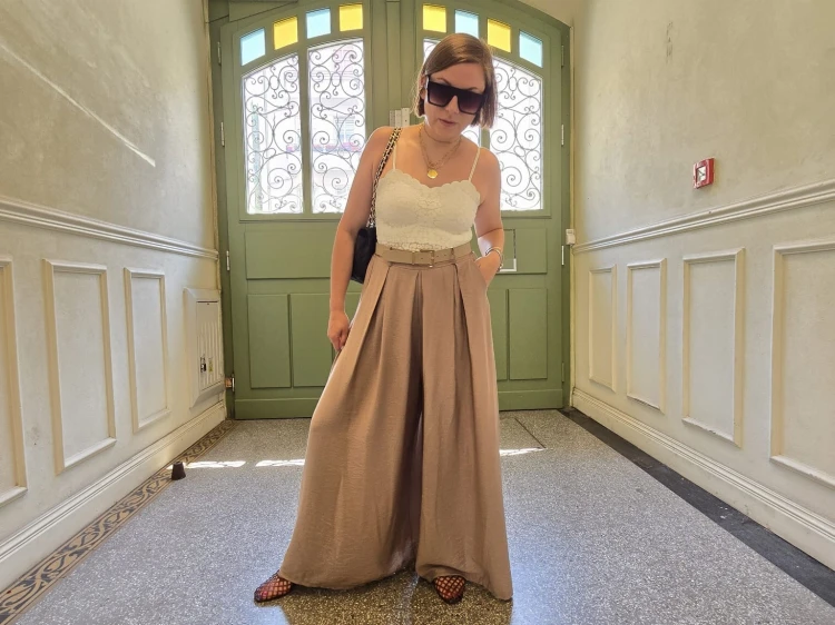Spodnie z szerokimi nogawkami i paskiem